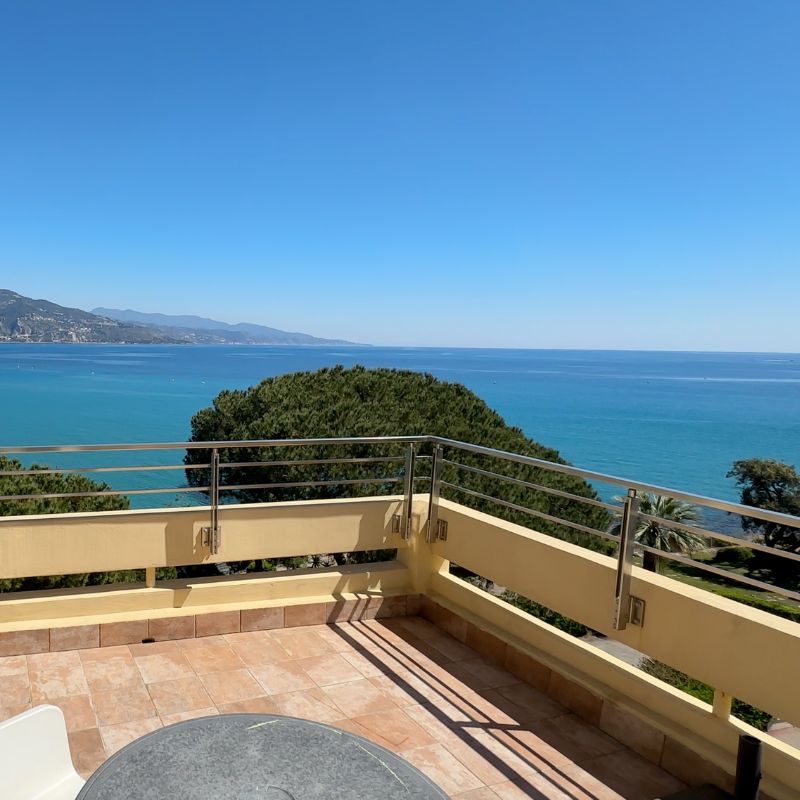Camera superior deluxe hotel alexandra roquebrune cap martin terrazza ampia Camera superior deluxe hotel alexandra roquebrune cap martin terrazza ampia